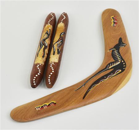 LOTTO DI MANUFATTI AUSTRALIANI - Boomerang in legno dipinto a mano, cm 42 -...