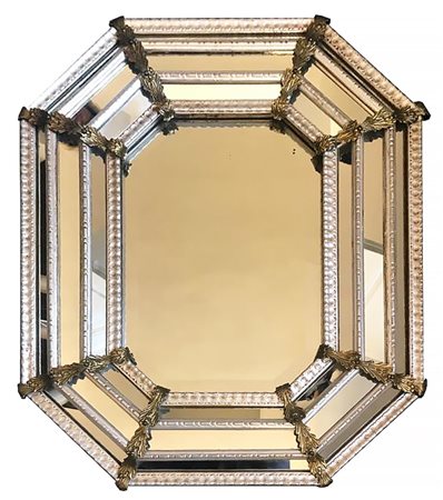 SPECCHIO di forma ottagonale con decorazione a racemi in metallo dorato, cm...