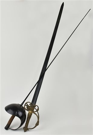 COPPIA DI SPADE in metallo dorato Europa, XIX secolo cm 105 e 94