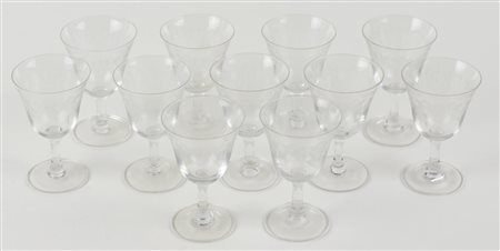 LOTTO DI 11 BICCHIERI DA CHERRY in vetro con decorazione incisa a motivi...