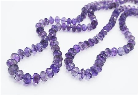 COPPIA DI FILI DI AMETISTE formati da una serie di ametiste taglio briolette...