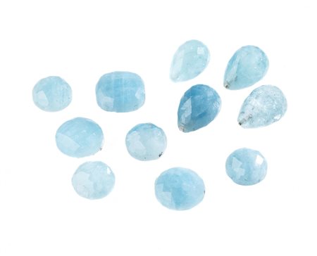 LOTTO DI UNDICI ACQUEMARINE di forme a goccia, ovale e rotonda, taglio...