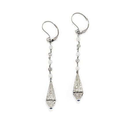 Orecchini pendenti con perle, diamanti e zaffiri, 1920 circa