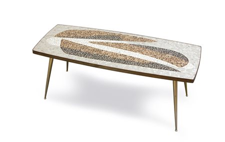 TAVOLINO - Tavolino con piano a mosaico vetroso. Gambe in ottone zapponato....