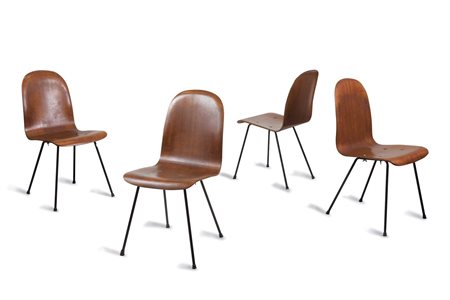 SEDIE - Quattro sedie in compensato di teak curvato a stampo, struttura in...