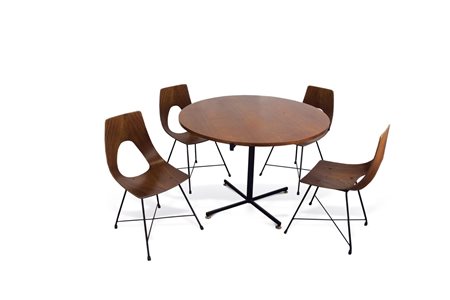 BOZZI AUGUSTO - Tavolo e quattro sedie. Tavolo con struttura in metallo...