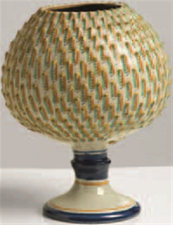 Vaso in maiolica a forma di pigna, Deruta, XVI secolo, dipinto in policromia...