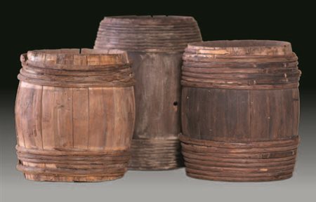 Carretto in legno con lanterna, corde e sacchi in tela. Unito a tre botti in...