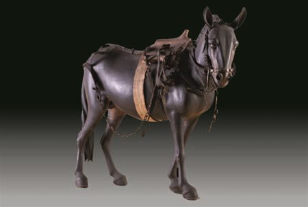 Cavallo baio in terracotta raffigurato al passo, bardato in terracotta, cuoio...