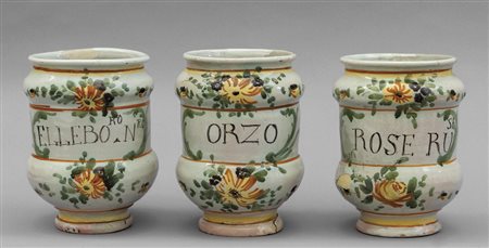 99 - Tre grandi albarelli in ceramica, 