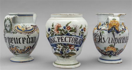 Coppia di versatoi con decorazione in policromia 