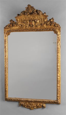 Specchiera Luigi XV in legno finemente intagliato 