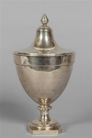 Zuccheriera in argento finemente sbalzato, 