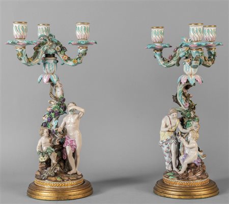 Coppia di candelabri a tre luci in porcellana 