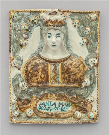 Placca in ceramica policroma raffigurante Santa 