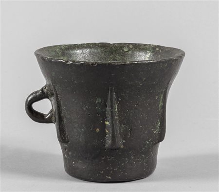 Mortaio in bronzo con alette e presa laterale ad 