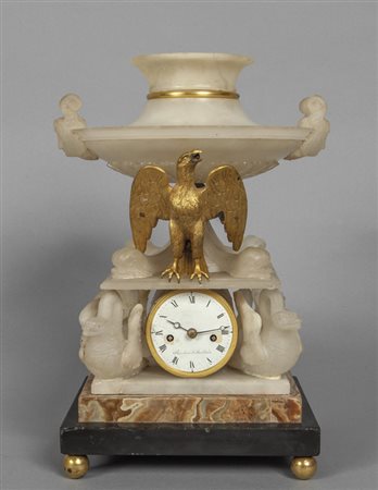 Curioso orologio in alabastro, bronzo dorato e 