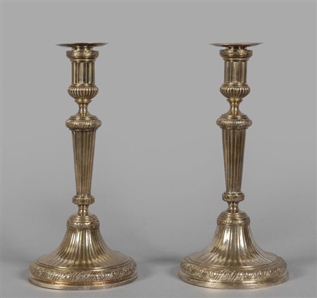 Coppia di candelieri in argento finemente 