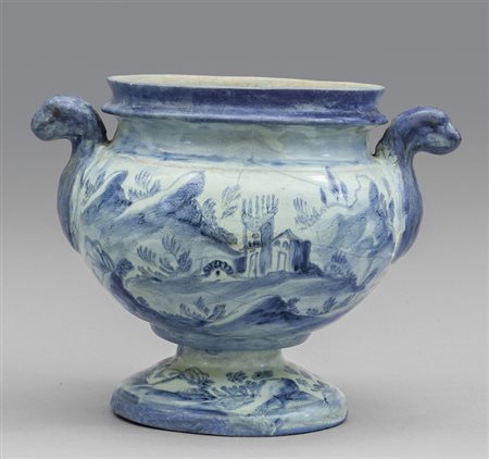 Idria in maiolica bianca e blu con prese a forma 