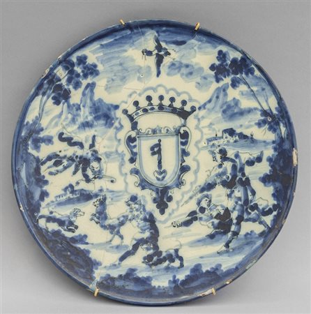 Alzata in maiolica bianca e blu con stemma 