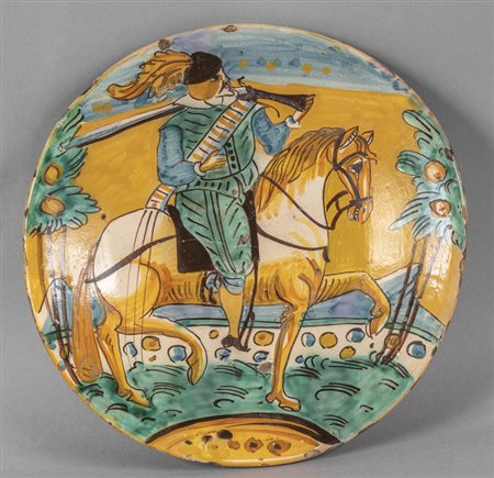 Piatto in maiolica policroma con al centro 