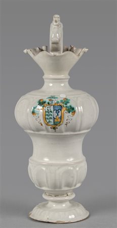 Grande versatoio in maiolica con al centro stemma 