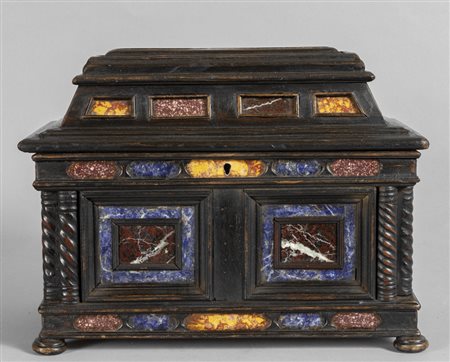 Cassina in legno ebanizzato riccamente intarsiata 