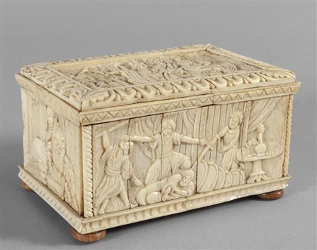 Scatola da centro in avorio finemente scolpito su 