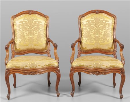Coppia di poltrone Luigi XV in noce finemente 