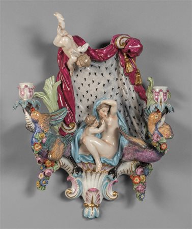 Aplique in porcellana decorata in policromia, 