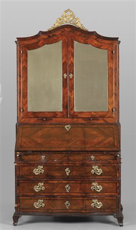 Cassettone con piano ribaltabile e alzata, a tre 