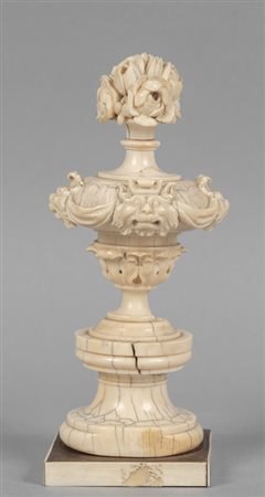 Vaso in avorio a tuttotondo decorato a motivi di 