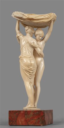 Due dame che sorreggono un vassoio, grande gruppo 