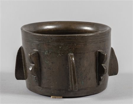 Mortaio in bronzo con presa laterale, 