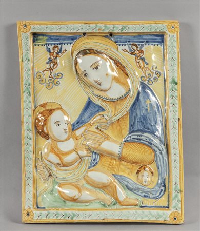 Placca in maiolica raffigurante Madonna con 