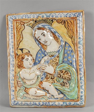 Placca in maiolica raffigurante Madonna con 