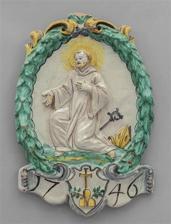 Placca in ceramica di forma ovale raffigurante 