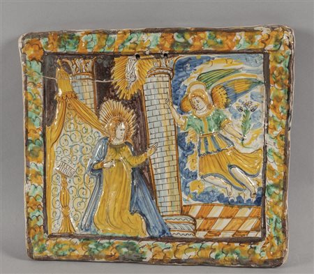 Placca in ceramica policroma raffigurante 