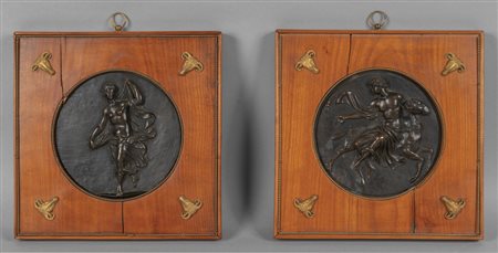 Coppia di medaglioni in bronzo a patina scura 