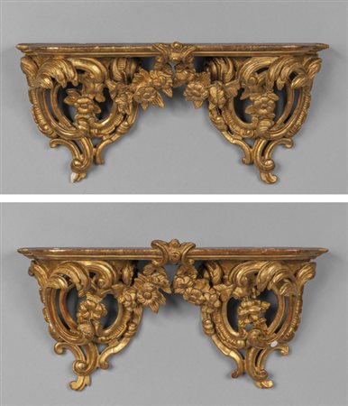 Coppia di mensole formate da un doppio cartiglio 