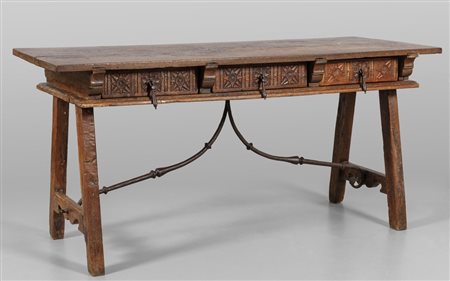 Tavolo a fratina in noce, tre cassetti nella 