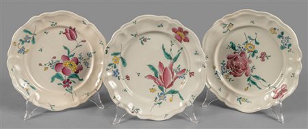 Tre piatti in maiolica bianca con fiori 