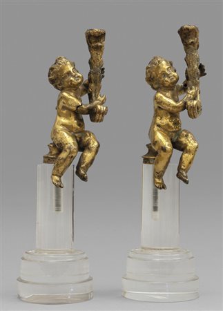 Coppia di putti reggitorcera in bronzo dorato, 
