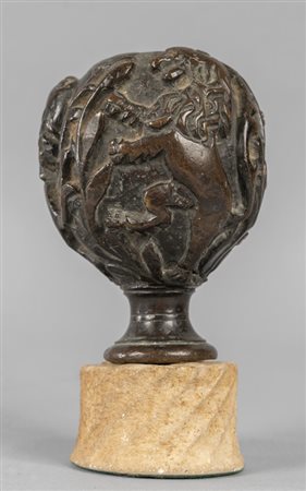 Pomolo di Faldistorio raffigurante leoni 