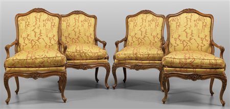 Quattro poltrone Luigi XV in noce finemente 