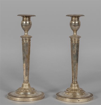Coppia di candelieri in argento finemente 
