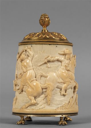 Tankard in avorio scolpito con scene di battaglie 