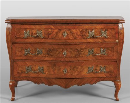 Comò Luigi XV a tre cassetti, movimentato sul 