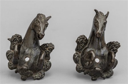 Coppia di grandi pomoli in bronzo a patina scura 