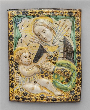 Placca in maiolica policroma raffigurante la 